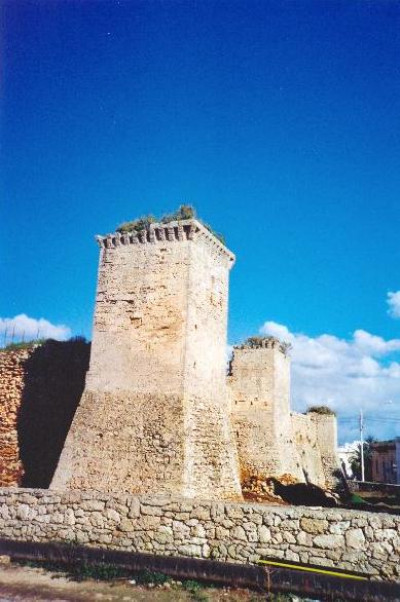 Tutino - Un suggestivo scorcio del castello Tutino - Un suggestivo scorcio del castello